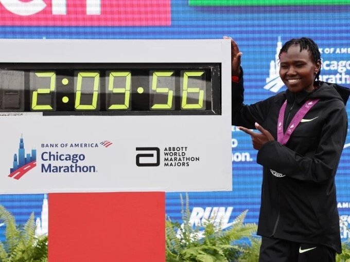 Ruth Chepngetich lập kỷ lục marathon nữ thế giới với thông số 2 giờ 9 phút 57 giây. Ảnh: Guardian
