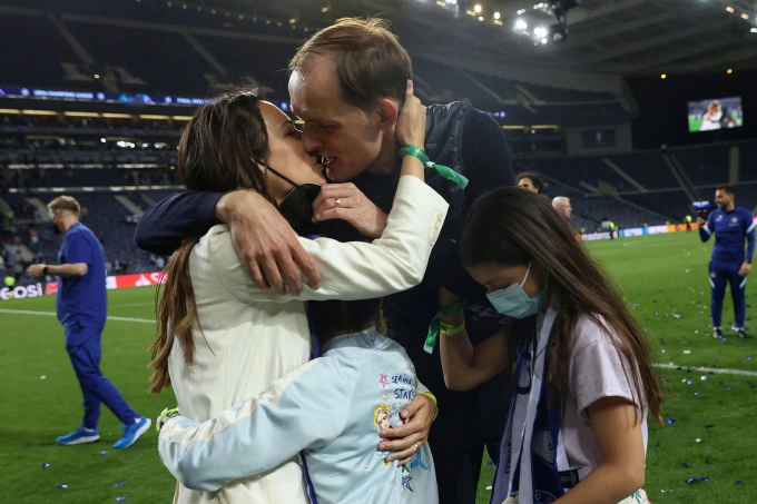 Tuchel ôm hôn Sissi và hai con sau khi cùng Chelsea vô địch Champions League tại Porto năm 2021. Ảnh: UEFA