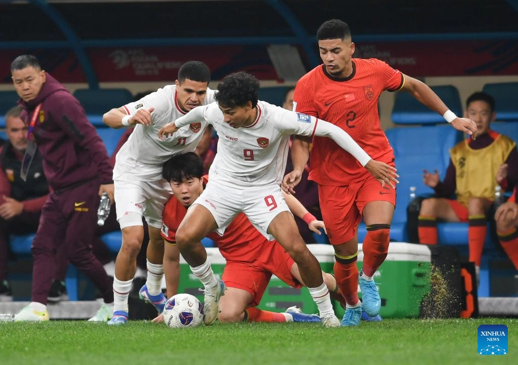 Hai cầu thủ Indonesia gốc Hà Lan Rafael Struick (giữa) và Ragnar Oratmagoen (trái) tranh chấp, trong trận thua Trung Quốc 1-3. Ảnh: Xinhua