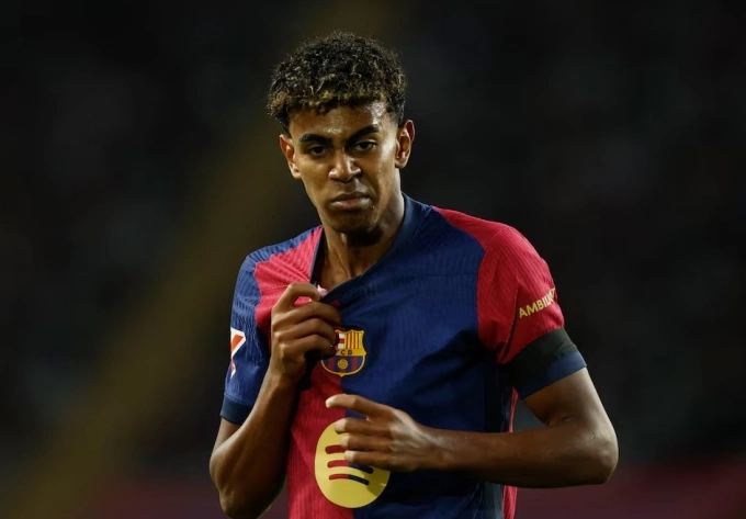Lamine Yamal ăn mừng sau khi Robert Lewandowski ghi bàn thứ ba, ở trận Barca thắng Sevilla 5-1 trên sân Olimpic, Barcelona, Tây Ban Nha ngày 20/10/2024. Ảnh: Reuters