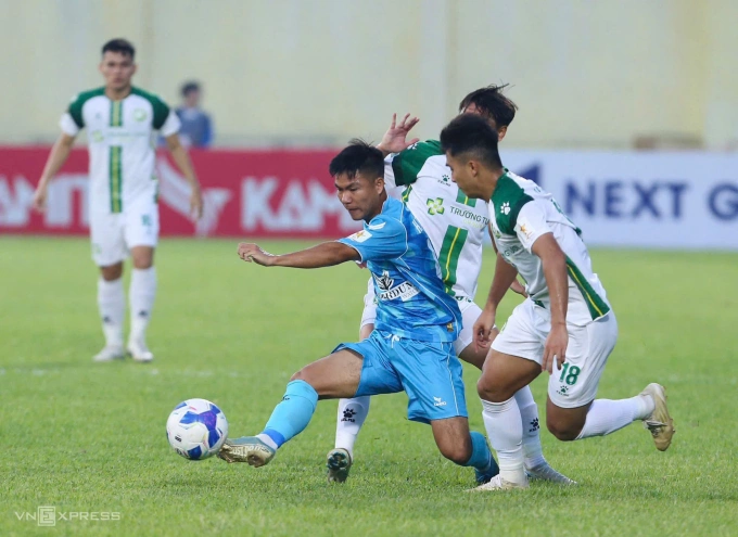 Hòa Bình và Bình Phước bất phân thắng bại trong ngày ra quân giải hạng Nhất Quốc gia 26/10.