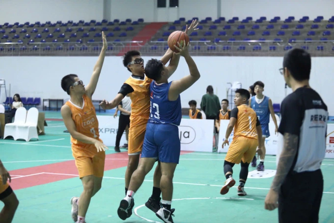 THPT Nguyễn Thị Minh Khai (áo cam) bất ngờ giành chiến thắng và đi tiếp. Ảnh: YBL