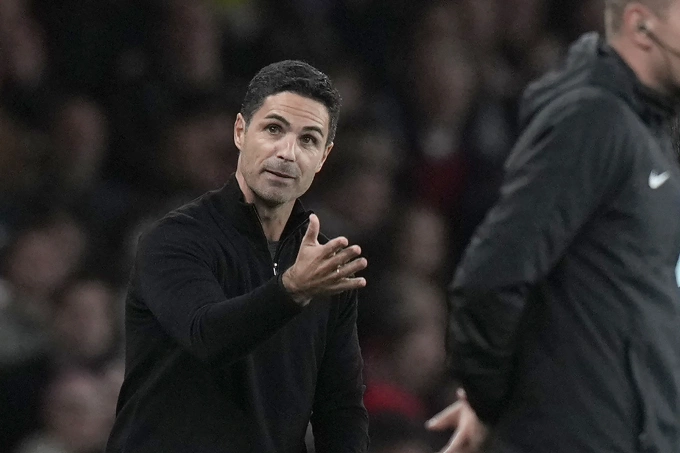HLV Arsenal Mikel Arteta chỉ đạo trong trận hòa Liverpool 2-2 trên sân Emirates ngày 27/10/2024. Ảnh: AP