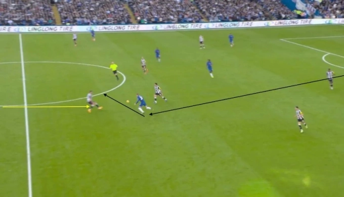 Tình huống Fabian Schar phán đoán sai, buộc phải phạm lỗi với Cole Palmer và nhận thẻ vàng. Ảnh: Premierleague.com