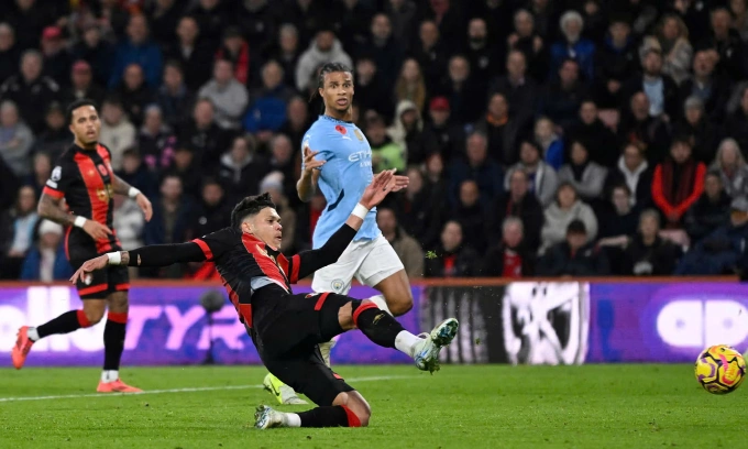 Tiền đạo Evanilson đệm bóng ghi bàn nâng tỷ số cho Bournemouth trước Man City trên sân Vitality, thành phố Bournemouth, vòng 10 Ngoại hạng Anh ngày 2/11/2024. Ảnh: Reuters