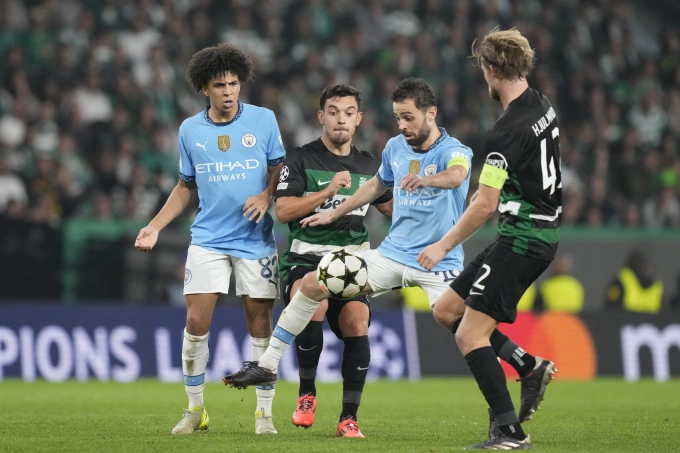 Tiền vệ đội trưởng Man City Bernardo Silva tranh bóng trong trận thua Sporting Lisbon 1-4 ở lượt bốn Champions League trên sân Jose Alvalade, Lisbon ngày 5/11. Ảnh: AP