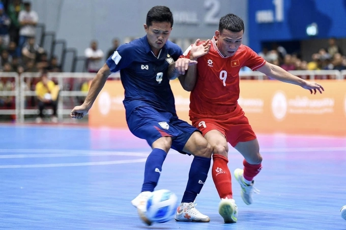 Thái Lan (áo xanh) thua Việt Nam (áo đỏ) 2-3 ở lượt cuối bảng A Futsal AFF Cup 2024. Ảnh: FAT