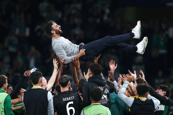 Các cầu thủ Sporting tung hô Amorim sau trận thắng Man City 4-1 trên sân Jose Alvalade. Ảnh: EPA