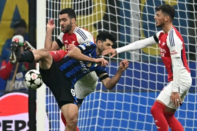 Pha tranh chấp giữa Mikel Merino và Mehdi Taremi khiến Arsenal chịu phạt đền. Ảnh: PA