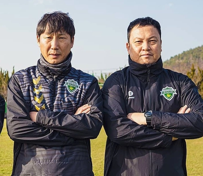 HLV Kim Sang-sik (trái) và HLV thủ môn Lee Woon-jae (phải) khi làm việc tại Jeonbuk Hyundai Motors. Ảnh: Jeonbuk