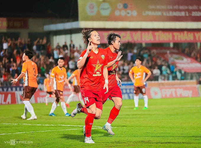 Viktor Lê ăn mừng khi ghi bàn duy nhất giúp Hà Tĩnh hạ HAGL ngày 15/11.