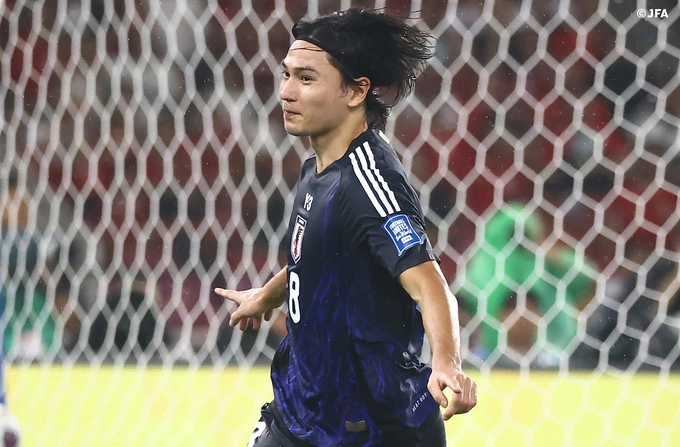 Takumi Minamino mừng bàn thứ hai, giúp Nhật Bản thắng Indonesia 4-0 ở lượt năm bảng C vòng loại ba World Cup 2026 - khu vực châu Á. Ảnh: JFA
