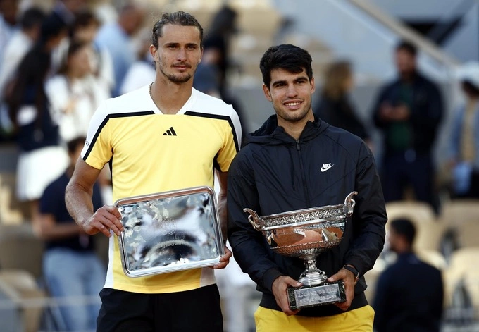 Zverev (trái) và Alcaraz trên bục nhận giải ở Roland Garros 2024, trên sân Philippe Chatrier, Paris, Pháp. Ảnh: Reuters