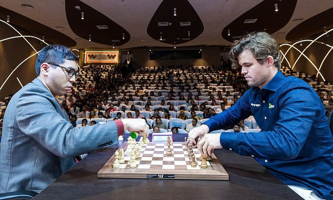 Magnus Carlsen (phải) trong ván đấu với Wesley So tại giải nhanh chớp Tata Steel, thành phố Kolkata, bang Tây Bengal, Ấn Độ ngày 16/11/2024. Ảnh: Chess