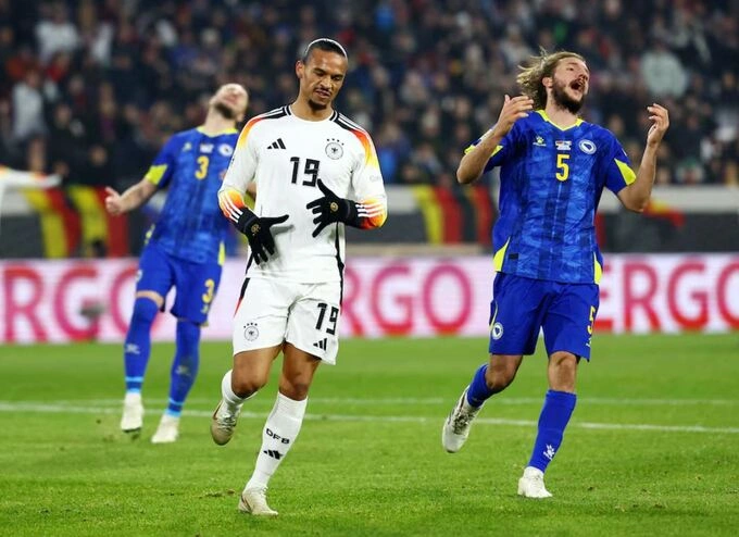 Leroy Sane ghi bàn thứ sáu trong trận Đức thắng Bosnia 7-0 trên sân Europa-Park Stadion, Freiburg ngày 16/11. Ảnh: Reuters