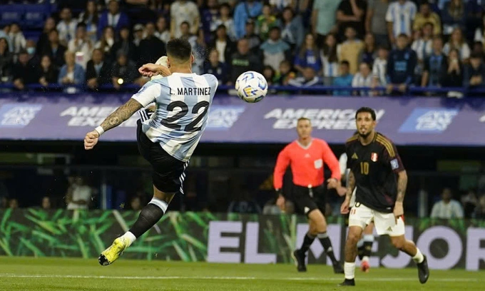 Pha tung người vô-lê thành bàn của Lautaro Martinez cho Argentina, trong trận gặp Peru trên sân Bombonera, thành phố Buenos Aires, Argentina tối 19/11/2024. Ảnh: Ole