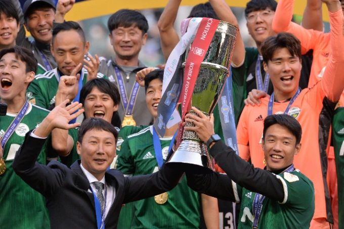 HLV Kim Sang-sik vô địch K-League 1 năm 2021 cùng Jeonbuk Hyundai Motors. Ảnh: Jeonbuk
