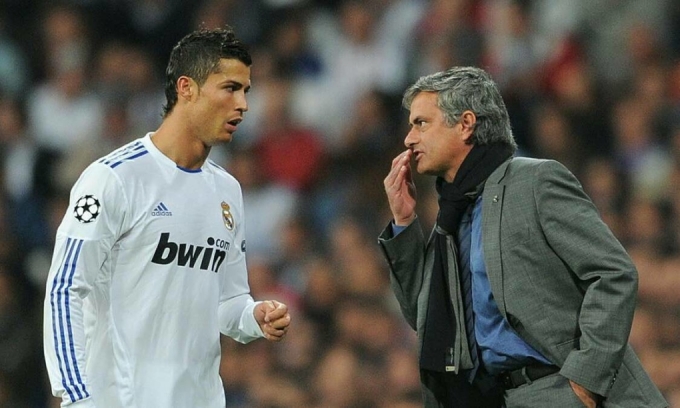 HLV Jose Mourinho chỉ đạo Cristiano Ronaldo khi còn cùng phụng sự Real Madrid. Ảnh: AS