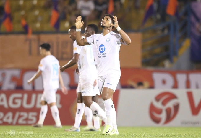 Nguyễn Xuân Son lập hat-trick trong trận Nam Định thắng Bình Dương 4-1 ở vòng 9 V-League 2024-2025. Ảnh: Lâm Thỏa