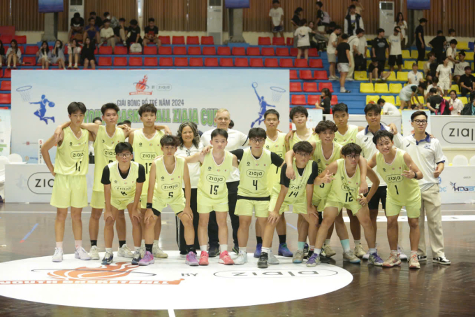 Đình Minh (số 1, ngoài cùng bên phải, hàng dưới) mừng chiến thắng ở bán kết Cup Ziaja cùng toàn đội Phan Đình Phùng. Ảnh: YBL
