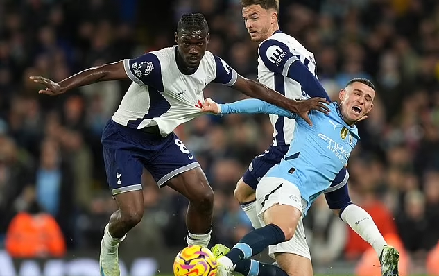 Bissouma (trái) tranh bóng với Foden trong trận Man City 0-4 Tottenham tối 23/11. Ảnh: PA