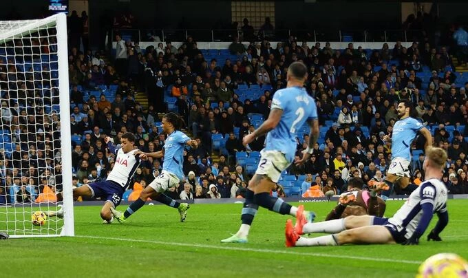 Kyle Walker (số 2) để Timo Werner vượt qua, khiến Man City nhận bàn thua thứ tư. Ảnh: Reuters