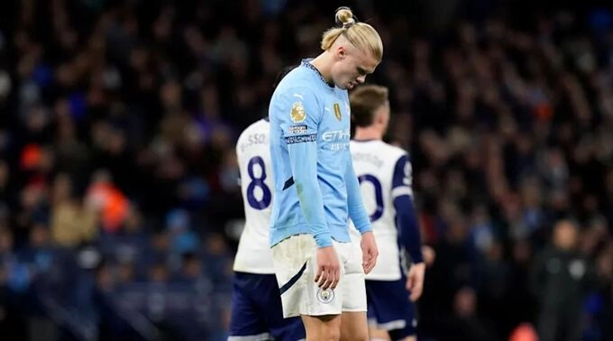 Tiền đạo Erling Haaland thất vọng trong trận Man City thua Tottenham 0-4 trên sân Etihad, Manchester, Anh ngày 23/11. Ảnh: Sportimage
