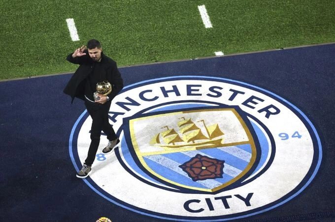 Tiền vệ Rodri vẫy tay chào người hâm mộ khi khoe Quả Bóng Vàng 2024 trước giờ bóng lăn tại Etihad. Ảnh: AP