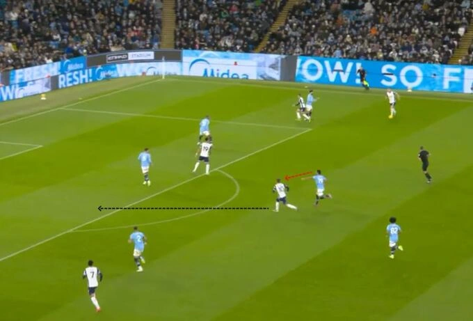 Maddison (số 10) thoát khỏi Gundogan khi Kulusevski rẽ vào trung lộ...