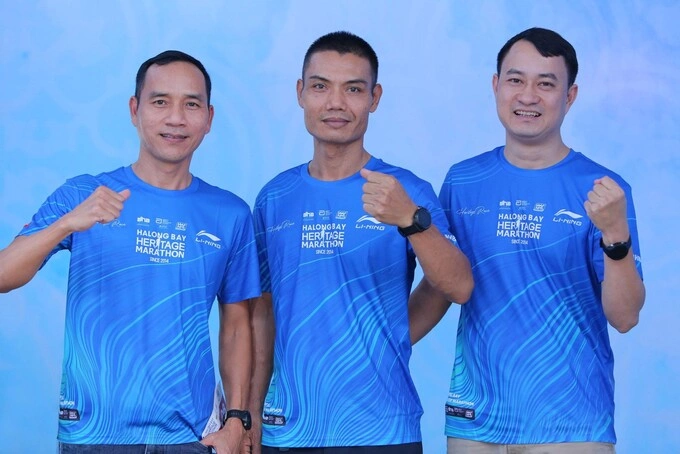 Các vận động viên trong trang phục áo đấu 42 km của nhà tài trợ Li-Ning. Ảnh: HBHM
