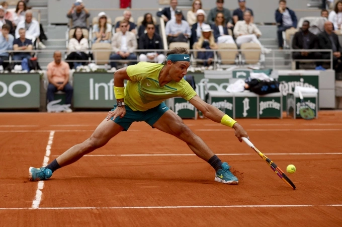 Nadal cứu bóng trong một trận đấu tại Roland Garros 2022. Ảnh: RG