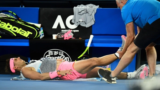 Nadal được chăm sóc khi chấn thương ở Australia Mở rộng 2018. Ảnh: AO