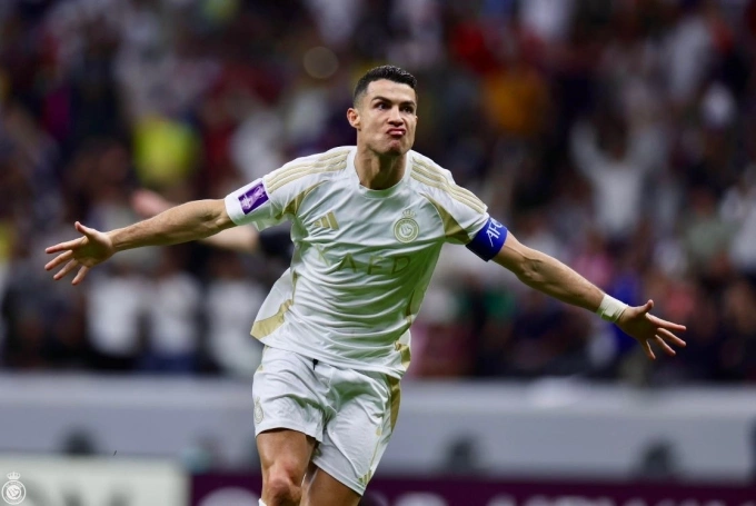 Cristiano Ronaldo mừng bàn trong trận Al Nassr thắng Al Gharafa 3-1 trên sân Al Bayt, Al Khor, Qatar ngày 25/11. Ảnh: Al Nassr