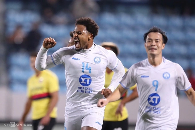 Nguyễn Xuân Son (trái) mừng bàn thắng trên chấm phạt đền, giúp Nam Định thắng Lee Man 3-0 ở lượt năm bảng G AFC Champions League Two 2024-2025. Ảnh: Lâm Thỏa