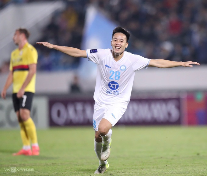 Tô Văn Vũ kiến tạo bàn mở tỷ số và ghi bàn thứ hai, giúp Nam Định thắng Lee Man 3-0 ở lượt năm bảng G AFC Champions League Two 2024-2025. Ảnh: Lâm Thỏa