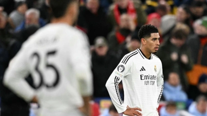 Bellingham (phải) thất vọng trong trận Liverpool 2-0 Real tối 27/11. Ảnh: AFP