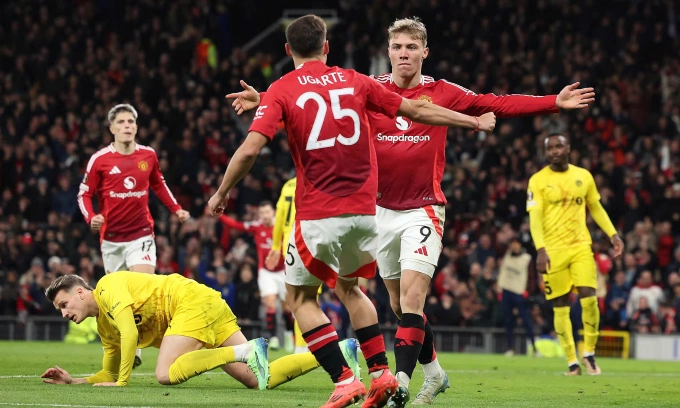 Hojlund (số 9) mừng bàn ấn định thắng lợi 3-2 cho Man Utd trước Bodo/Glimt trên sân Old Trafford, thành phố Manchester, Anh tối 28/11/2024. Ảnh: EPA