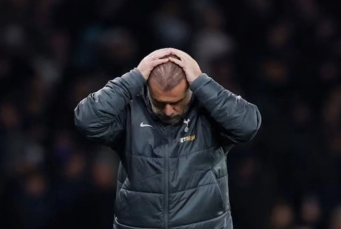 HLV Ange Postecoglou phản ứng trong trận Tottenham hòa Roma tại London, Anh ngày 28/11. Ảnh: Reuters