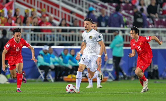 Tiền vệ Ivar Jenner đi bóng trong trận Indonesia thắng Việt Nam 1-0 ở vòng bảng Asian Cup 2023. Ảnh: AFC