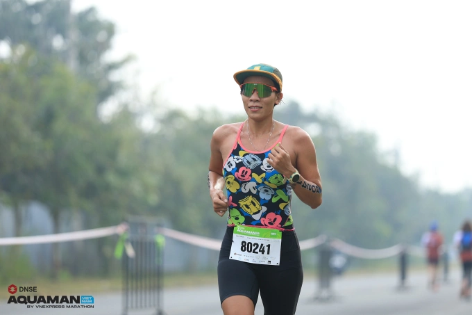 Kim Tuyến trên đường chạy DNSE Aquaman Vietnam 2024. Ảnh: AV