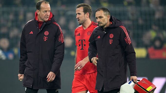 Harry Kane chấn thương, rời sân từ hiệp một. Ảnh: FC Bayern