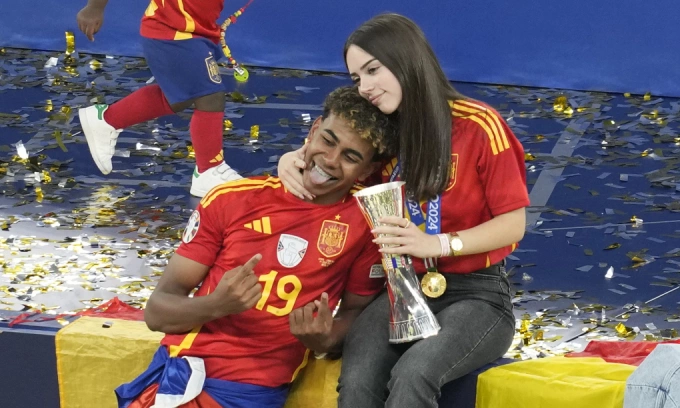 Lamine Yamal chụp ảnh cùng Alex Padilla sau lễ đăng quang của Tây Ban Nha tại Euro 2024 trên sân Olympic, Berlin ngày 14/7. Ảnh: AP