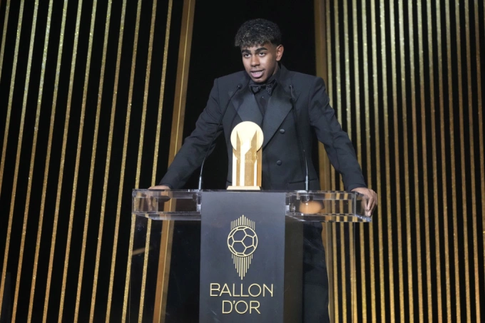 Yamal phát biểu sau khi nhận Kopa Trophy - giải thưởng cho Cầu thủ trẻ hay nhất - tại Gala Quả Bóng Vàng 2024 ở Theatre du Chatelet, Paris ngày 28/10. Ảnh: AP