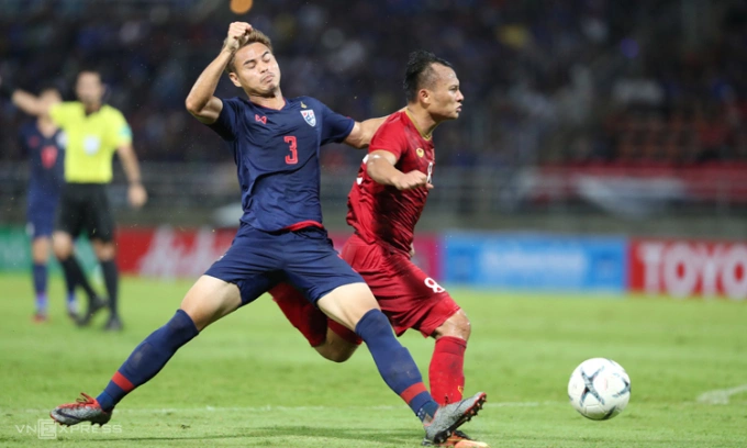 Theerathon (số 3) đối đầu Việt Nam ở vòng loại World Cup 2022 khu vực châu Á. Ảnh: Đức Đồng