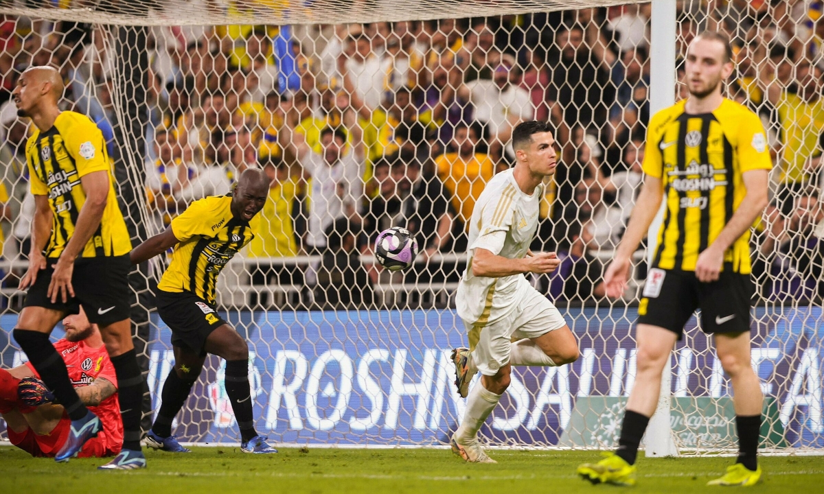 Ronaldo ghi bàn trận thứ năm liên tiếp