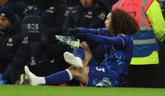 Cucurella thay giày sau hai pha trượt chân khiến Chelsea thua trước hai bàn. Ảnh: AP