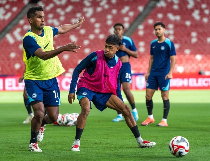 Tiền vệ Hariss Harun (trái) trong buổi tập ngày 10/12 của Singapore. Ảnh: FAS
