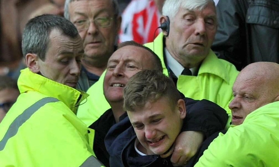 CĐV Man City bị bắt ở lại xem hết trận thua Juventus 2 CĐV Man City bị bắt xem hết trận thua Juventus - Báo VnExpress Thể thao