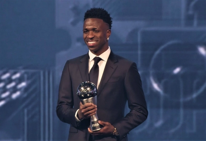 Vinicius nhận giải The Best cho Cầu thủ nam hay nhất trong buổi lễ tại Doha. Ảnh: FIFA