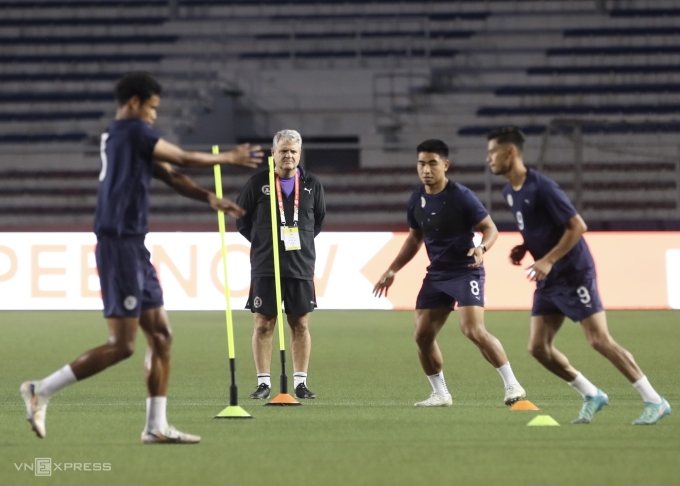 HLV Albert Capellas theo dõi các cầu thủ Philippines tập luyện ở sân Rizal Memorial tối 17/12. Ảnh: Hiếu Lương